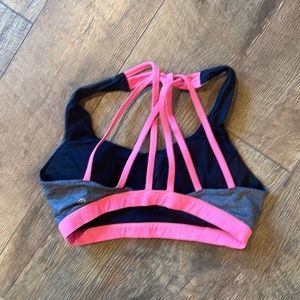 Luluelmon Size 8 - padding included - good condition.